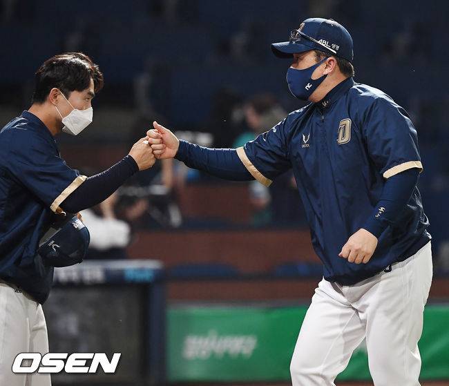[OSEN=창원, 민경훈 기자]경기를 마치고 NC 이동욱 감독이 하이파이브를 하고 있다.&nbsp;2021.06.02 /rumi@osen.co.kr
