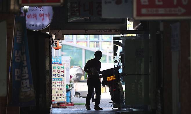 15일 서울 모래내시장 먹자골목. 연합뉴스