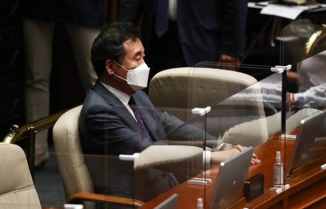 15일 국회 본회의에서 더불어민주당 이낙연 의원이 본인의 사직안에 대한 투표를 마친 뒤 자리에 앉아 있다. 뉴스1