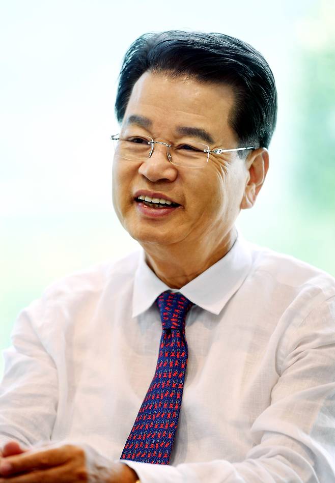 아이에스동서(회장 권혁운·사진 )와 장학재단인 (재)문암장학문화재단은 교육환경 개선, 산업인재 육성사업 등을 위해 장기적인 후원에 힘쓰며 지금까지 1300여 명의 학생들에게 장학금을 지급하는 등 다양한 사회공헌활동을 펴고 있다..