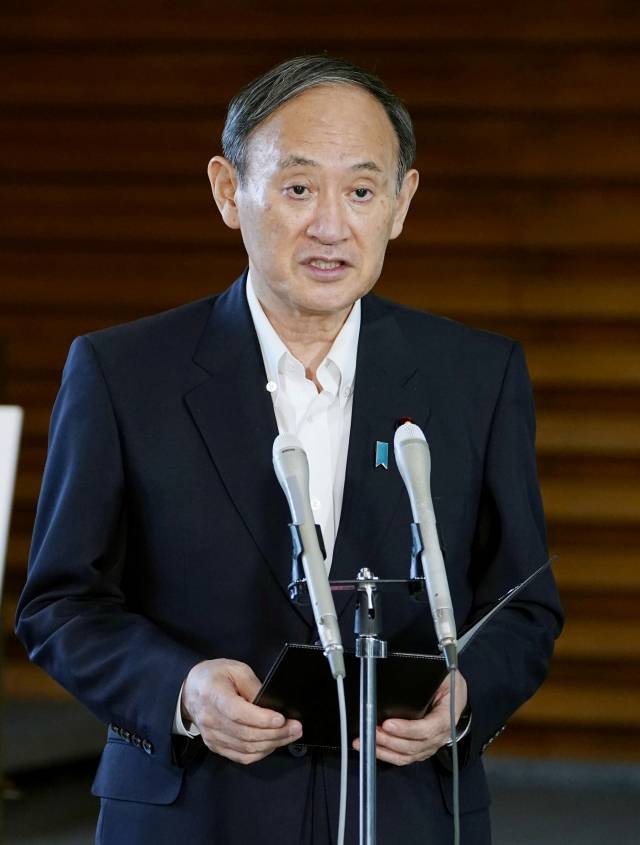 스가 요시히데 일본 총리가 15일 도쿄 총리관저에서 취재진을 향해 북한의 탄도미사일 발사에 관해 발언하고 있다. /연합뉴스