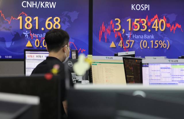 15일 오후 서울 중구 하나은행 본점 딜링룸에서 직원들이 업무를 보고 있다. 이날 코스피지수는 전날보다 4.57포인트(0.15%) 오른 3,153.40에 장을 마쳤다./연합뉴스