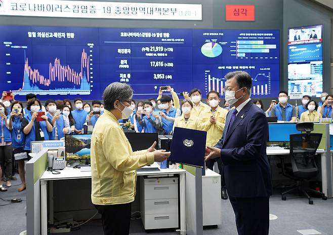 문재인 대통령이 2020년 9월11일 충북 청주 질병관리본부 긴급상황센터에서 정은경 초대 질병관리청장에게 임명장을 수여하고 있다. ⓒ연합뉴스