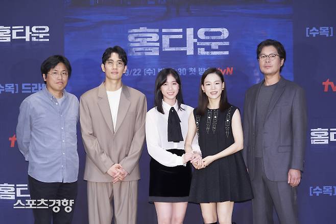박현석PD(왼쪽부터), 배우 엄태구, 이레, 한예리, 유재명이 15일 온라인 형식으로 열린 tvN 수목극 ‘홈타운’ 제작발표회에 앞서 포즈를 취하고 있다. 사진 tvN