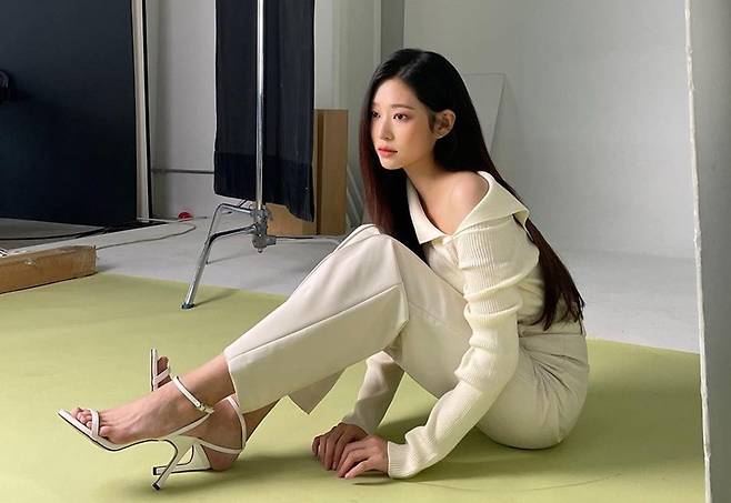 Kim Min-joo, from IZ*ONE, boasted of angel beautiful looksOn the 14th, Kim Min-joo posted several photos on his Instagram without any comment.The picture shows Kim Min-joo, who is shooting, and he is still showing the transparency of Girl with his lovely face, which is soft and calm with cream color costume.Kim Min-joo, who is touched by hair staff, attracted attention with an unrealisticly pretty, doll-like visual.Fans admired the comments such as Goddess itself, It is really beautiful, Angel, Perfect beauty and It is so cute.Meanwhile, Kim Min-joo was active as a girl group IZ*ONE until last April. MBC Show! Show!He is working as an MC in Music Core and recently released his new profile, expecting actor activity and joining the bubble.