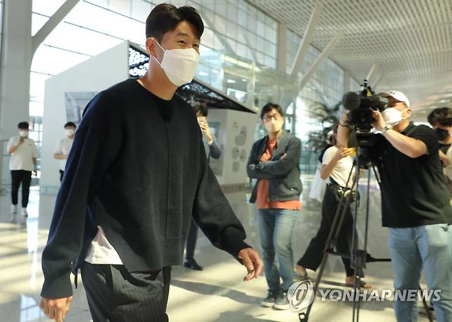 국가대표 소집 마친 손흥민 (영종도=연합뉴스) 한상균 기자 = 손흥민이 8일 소속팀으로 돌아가기 위해 인천공항을 통해 출국하고 있다. 손흥민은 카타르 월드컵 아시아지역 최종예선을 위해 입국했다. 2021.9.8 xyz@yna.co.kr