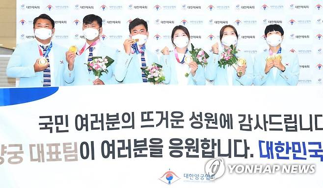 [올림픽] 양궁 대표팀 '금의환향' (영종도=연합뉴스) 임헌정 기자 = 2020 도쿄올림픽 양궁 대표팀 오진혁(왼쪽부터), 김우진, 김제덕, 강채영, 장민희, 안산이 1일 오후 영종도 인천국제공항을 통해 귀국한 뒤 기념촬영을 하고 있다. 2021.8.1 kane@yna.co.kr