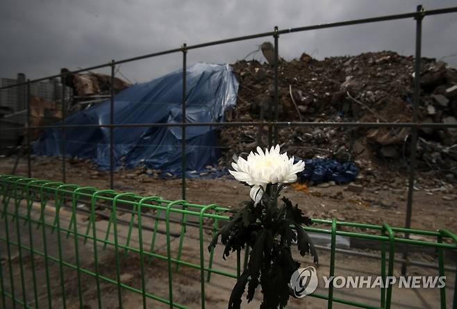 광주 철거건물 붕괴참사 현장의 흰 국화 [연합뉴스 자료사진]