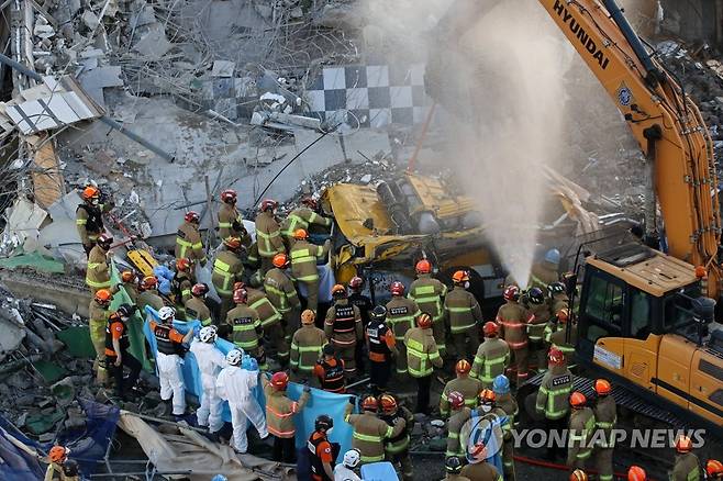 철거건물 붕괴참사 현장 매몰자 구조작업 [연합뉴스 자료사진]