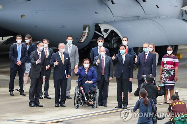 중국 보란 듯 대만 방문한 미국 상원의원단 미국 상원의원들이 지난 6월 미군의 수송기를 타고 대만 타이베이의 쑹산공항에 도착하고 있다. [EPA=연합뉴스 자료사진]