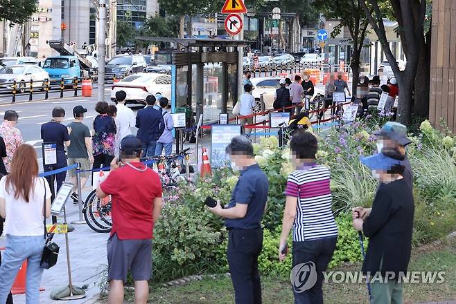 선별진료소 앞 긴 줄 (서울=연합뉴스) 서명곤 기자 = 15일 오전 서울 송파구보건소 선별진료소에서 시민들이 코로나19 검사를 받기 위해 대기하고 있다.
중앙방역대책본부(방대본)는 이날 0시 기준 신규 확진자가 2천80명 늘어 누적 27만7천989명이라고 밝혔다. 재확산세를 보이는 서울 등 수도권은 코로나19 사태 이후 최다를 기록했고, 전체 지역발생에서 차지하는 비중도 다시 80%를 넘어섰다. 2021.9.15 seephoto@yna.co.kr