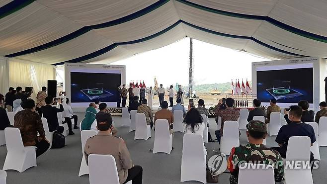 현대차그룹-LG엔솔 인니 배터리공장 착공식 (카라왕=연합뉴스) 성혜미 특파원 = 현대차그룹과 LG에너지솔루션의 인도네시아 배터리셀 합작공장 착공식이 15일 오전 서부자바 카라왕 산업단지에서 열리고 있다. 조코 위도도 대통령도 이날 참석해 착공을 축하하고 전기차와 배터리산업 발전을 강조했다. 2021.9.15 noanoa@yna.co.kr