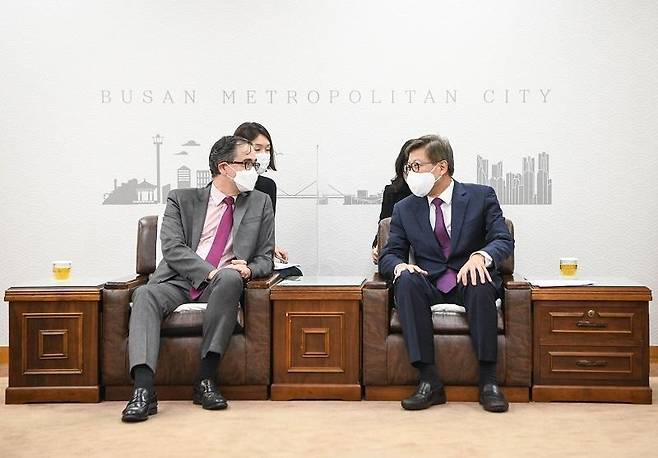 르노그룹 부회장 접견하는 박형준 부산시장(오른쪽) [부산시 제공. 재판매 및 DB 금지]