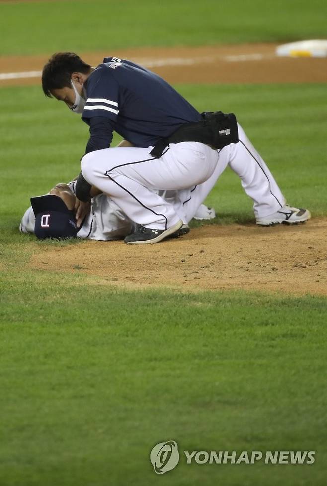 송구에 맞은 최원준 (서울=연합뉴스) 박동주 기자 = 15일 서울 잠실야구장에서 열린 프로야구 두산과 KT의 경기. 6회초 1사 1루에서 두산 포수 최용제의 송구에 맞은 최원준이 쓰러져 있다. 2021.9.15 pdj6635@yna.co.kr