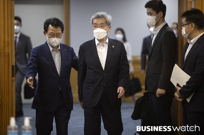 16일 오후 서울 중구 은행회관에서 열린 금융위원장-금융협회장 간담회에서 고승범 금융위원장(오른쪽)과 김광수 은행연합회장이 간담회장으로 들어서고 있다./사진=이명근 기자 qwe123@