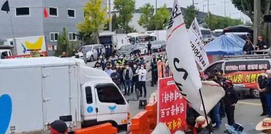 ▲지난 14일 광주광역시 광산구 SPC FS광주물류센터에서 운송 거부 파업에 돌입한 민주노총 화물연대 소속 조합원들이 출입구 앞에서 대체 배송 차량의 운행을 막고 있다.(사진=뉴스1)
