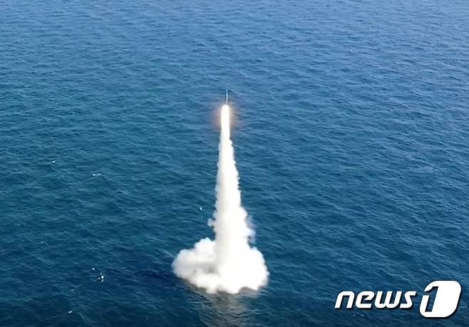 우리나라가 자체 개발한 잠수함발사탄도미사일(SLBM)의 잠수함 발사시험이 15일 국내 최초로 성공했다. 이날 악천후 속에서 실시된 SLBM의 잠수함 발사시험 성공은 세계 7번째다. 사진은 15일 도산안창호함에 탑재돼 수중에서 발사되는 SLBM 발사 모습. (국방부 제공) 2021.9.15/뉴스1 © News1 이성철 기자