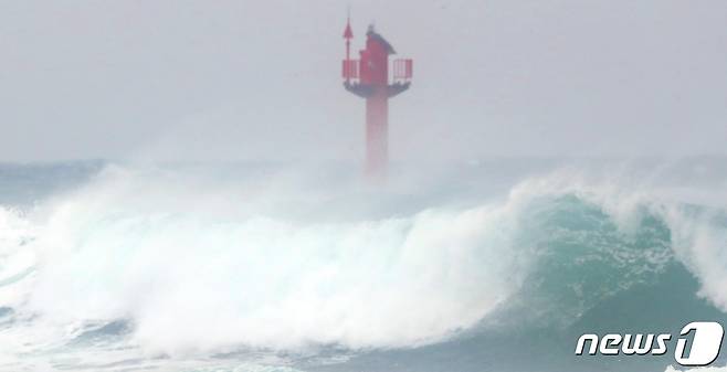 제14호 태풍 '찬투(CHANTHU)'가 북상 중인 16일 오전 제주 서귀포시 남원읍 해상에 거친 파도가 일고 있다. 제주는 이날 오후부터 태풍의 직접 영향권에 들 것으로 보이며, 태풍이 최근접할 것으로 예상되는 시간은 17일 오전 8시다. 2021.9.16/뉴스1 © News1 오현지 기자