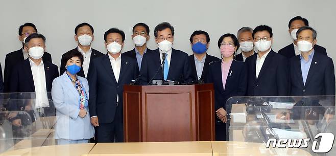 더불어민주당 대선 경선 후보인 이낙연 전 대표가 16일 광주시의회 시민소통실에서 기자회견을 열고 지지를 호소하고 있다.2021.9.16/뉴스1 © News1 박준배 기자