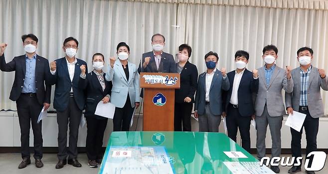 전북 군산시의회가 김제시의 동서도로 행정구역 결정신청을 반려할 것을 행정안전부에 촉구하고 있다.© 뉴스1