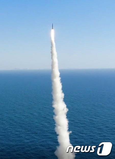 우리나라가 자체 개발한 잠수함발사탄도미사일(SLBM)의 잠수함 발사시험이 15일 국내 최초로 성공했다. 이날 악천후 속에서 실시된 SLBM의 잠수함 발사시험 성공은 세계 7번째다. 사진은 15일 도산안창호함에 탑재돼 수중에서 발사되는 SLBM 발사 모습. (국방부 제공) 2021.9.15/뉴스1 © News1 이성철 기자