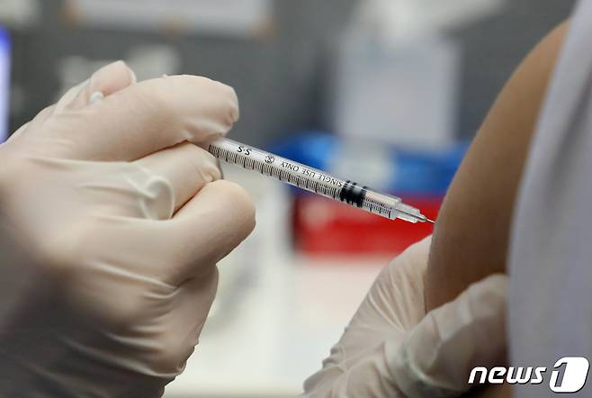 15일 서울 은평구 코로나19 예방접종센터에서 시민들이 백신접종을 받고 있다. 2021.9.15/뉴스1 © News1 이광호 기자