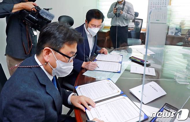 강원 태백시와 한국토지주택공사 강원지역본부의 태백시 내 부도임대주택 매입 협약식이 16일 태백시청에서 열렸다. (태백시 제공.) 2021.9.16/뉴스1