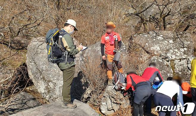 무등산 가을철 불법·무질서행위.(무등산국립공원동부사무소 제공)/뉴스1 © News1
