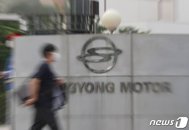 경기도 평택시 쌍용자동차 평택공장에 직원들이 출근을 하고 있다. /뉴스1 © News1 김영운 기자