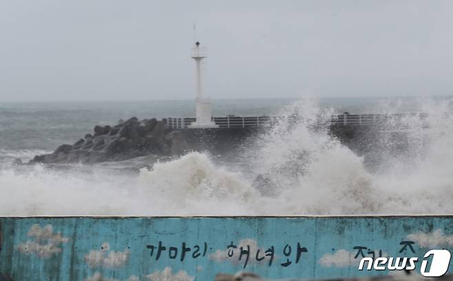 제14호 태풍 '찬투(CHANTHU)'가 북상 중인 16일 오전 제주 서귀포시 표선면 해상에 거친 파도가 일고 있다. 2021.9.16/뉴스1 © News1 오현지 기자