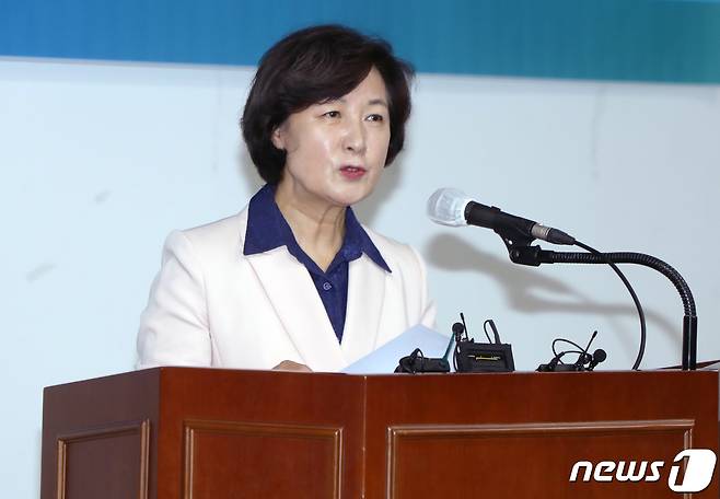 추미애 더불어민주당 대선 경선 후보가 16일 광주시의회 시민소통실에서 기자회견을 열고 지지를 호소하고 있다. © News1