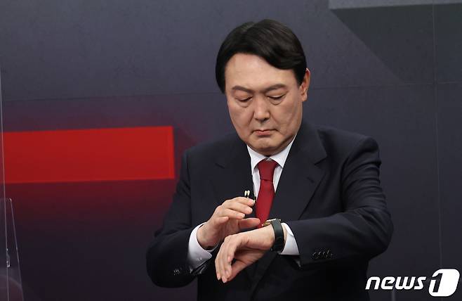 윤석열 국민의힘 대선 경선 후보가 16일 오후 서울 중구 스튜디오에서 열린 제20대 대통령선거 경선후보자 1차 방송토론회에 참석해 토론 준비를 하고 있다. 2021.9.16/뉴스1 © News1 국회사진취재단