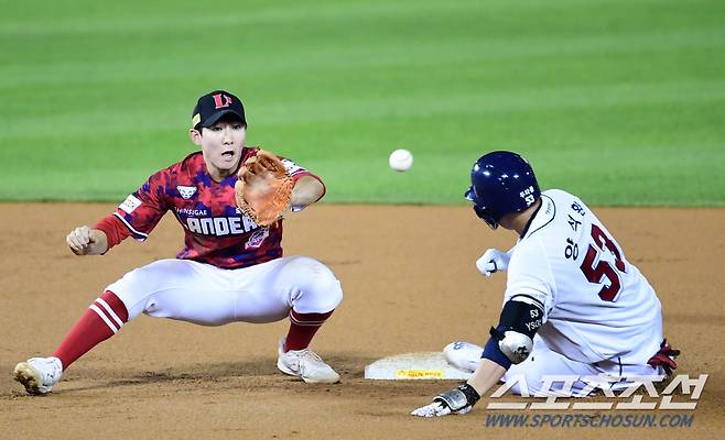 2021 KBO리그 두산베어스와 SSG랜더스의 경기가 16일 서울잠실야구장에서 열렸다. 두산 양석환이 6회말 1사후 3루수 실책을 틈타 2루까지 진루하고 있다.  유격수 박성한. 잠실 =최문영 기자 deer@sportschosun.com /2021.09.16/