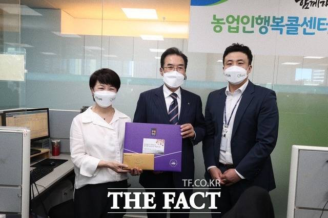 이성희 농협중앙회장(가운데)이 16일 서울 중구에 위치한 농업인행복콜센터를 찾아 추석 연휴동안에도 고령농업인들에게 세심한 복지서비스를 제공해 줄것을 당부하고 직원들에게 격려물품을 전달했다. /농협중앙회 제공