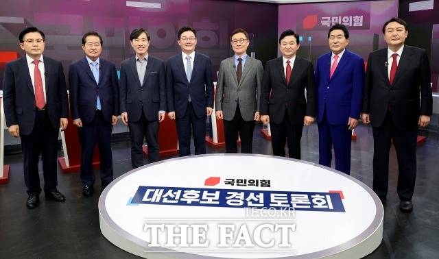 국민의힘 대선경선 예비후보들이 16일 오후 서울 중구 TV조선 스튜디오에서 열린 제20대 대통령선거 경선후보자 1차 방송토론회에 참석해 선전을 다짐하며 기념촬영을 하고 있다. 왼쪽부터 황교안, 홍준표, 하태경, 유승민, 최재형, 원희룡, 안상수, 윤석열 후보. /국회사진취재단