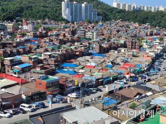 좁은 골목을 사이에 두고 노후 저층 주택들이 빼곡히 들어서 있는 서울 관악구 신림1구역 일대 전경. 서울시가 이 일대를 사실상 ‘신속통합기획’ 1호 사업지로 선정하면서 주민들 사이에는 개발 기대감이 커지고 있다. 김혜민 기자