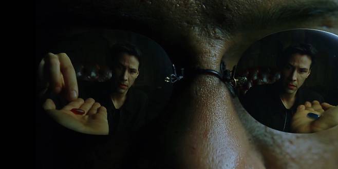 파란 약을 먹으면 아무 일도 없던 것처럼 일상으로 돌아갈 수 있지만, 빨간 약을 먹으면 돌이킬 수 없는 진실을 알게 된다./매트릭스