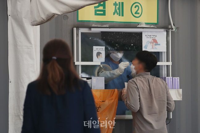 15일 서울 중구 임시선별검사소에 시민들이 검사를 받고 있다. ⓒ데일리안 류영주 기자