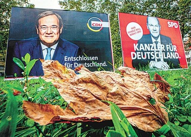 13일 독일 프랑크푸르트 도심에 아르민 라셰트 집권 기독민주당 대표(왼쪽)와 올라프 숄츠 사회 민주당 대표의 선거 포스터가 붙어 있다. 26일 총선에서 기민당과 사민당 중 어느 당이 1당이 되느냐에 따라 둘 중 한 명이 16년간 집권한 앙겔라 메르켈 총리에 이어 새 총리에 오른다. 프랑크푸르트=AP 뉴시스