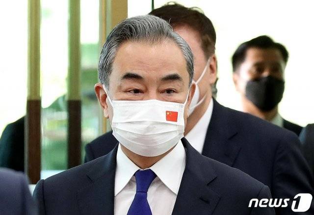 왕이 중국 외교부장 겸 국무위원이 15일 한·중 외교장관 회담에 참석하기 위해 서울 외교부 청사로 들어서고 있다. 2021.9.15/뉴스1 © News1
