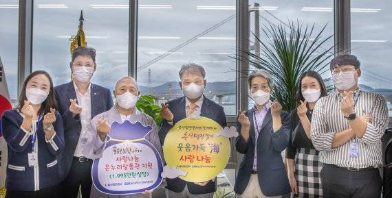 울산항만공사는 16일 추석을 앞두고 2000만원 상당의 전통시장 상품권 울산시사회보지협의회에 기부했다. /사진=울산항만공사 제공