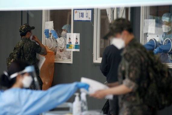 군 장병 코로나19 진단검사. 사진=뉴스1