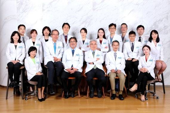 일산차병원 내과병원 의료진들이 단체촬영을 하고 있다. 일산차병원 제공