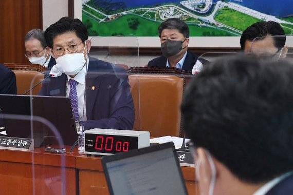 노형욱 국토교통부 장관이 16일 서울 여의도 국회에서 열린 국토교통위원회 전체회의에서 의원들의 질의에 답변하고 있다. 2021.9.16/뉴스1