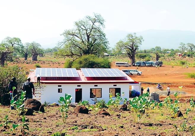 한국-탄자니아 적정과학기술 거점센터가 2018년 2월부터 탄자니아 킬리만자로주의 음칼라마 마을에서 운영 중인 10kW급 태양광 발전 센터.