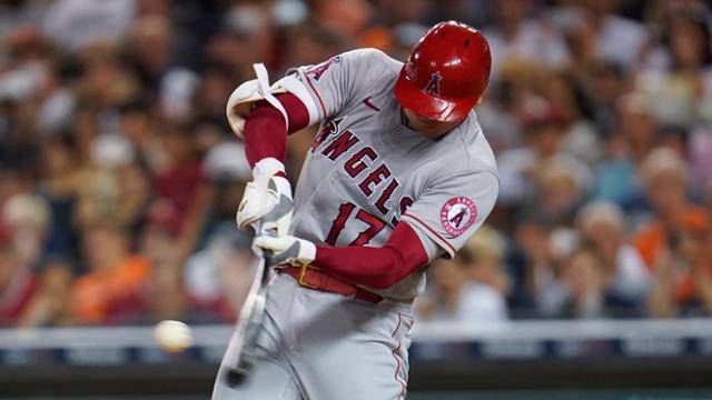 LA 에인절스의 오타니 쇼헤이가 8월 19일 미국 미시간주 디트로이트의 코메리카 파크에서 열린 디트로이트 타이거스와의 경기에 선발투수 겸 1번 타자로 나서 8회초 1점 홈런을 치고 있다. 디트로이트=AP 뉴시스