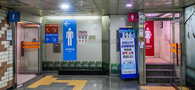 3호선 구파발역 화장실 모습. 여자화장실 진입로엔 계단이 설치돼 있어, 턱이 없는 남자화장실 쪽에 장애인화장실을 몰아 설치했다. 여성 장애인의 경우 여자화장실이 아닌 남자화장실로 입장해야 교통약자 화장실을 이용할 수 있다.
