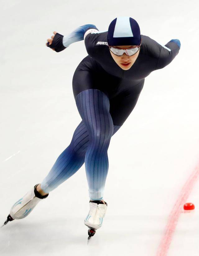김보름이 16일 서울 노원구 태릉 국제스케이트장에서 열린 SK텔레콤배 제56회 전국남녀 스피드 스케이팅 선수권대회 여자부 3000m 결승에서 질주하고 있다. 뉴시스
