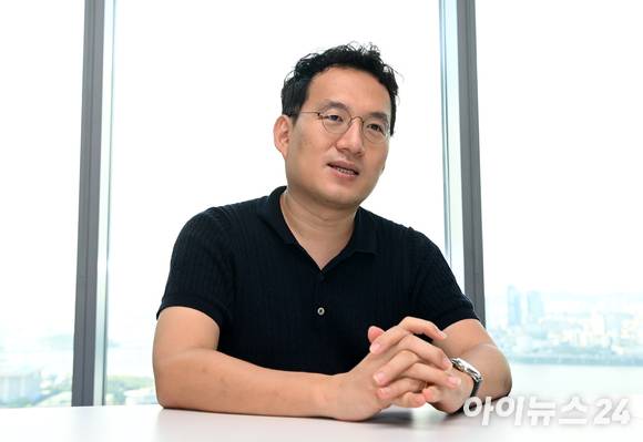 김 대표가 지난 10일 아이뉴스24와 인터뷰를 진행했다. 크래프트테크는 AI를 통해 다양한 변수가 많은 오프로드(시장)에서 안전하게 주행(초과 수익) 가능한 패턴을 포착하는 데 주력하고 있다. [사진=김성진 기자]