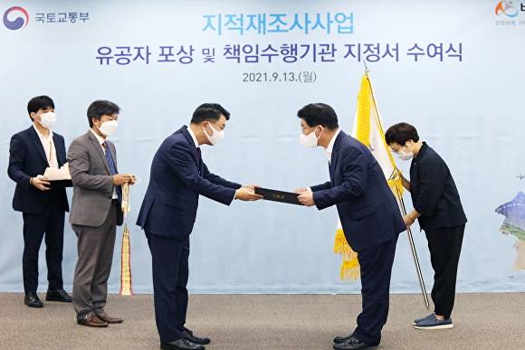 강인규 나주시장(오른쪽)이 지난 13일 정부세종청사 국토부 대회의실에서 진행된 2021년 지적재조사 업무 유공 대통령 기관표창을 수상하고 있다. [사진=나주시]